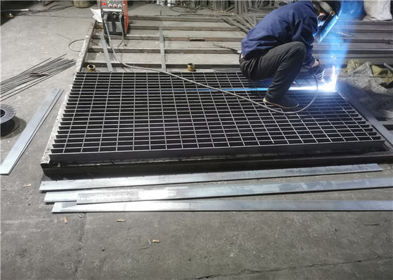 Tangga Stainless Bergerigi Tapak Steel Grating