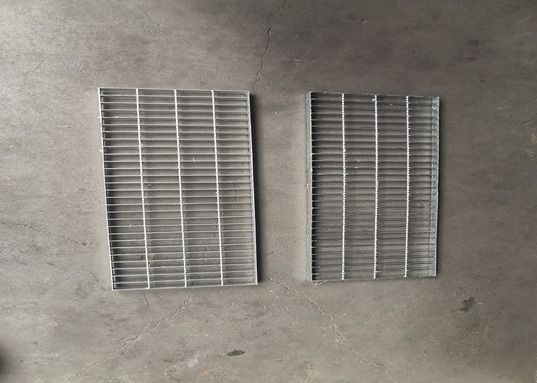 Pedestrian Catwalk Steel Grating Bergerigi Hot Dipped Galvanized Grating