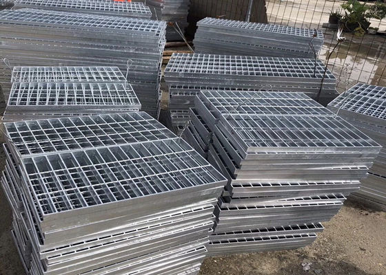 Q235 Bergerigi Hot Dip Galvanized Steel Grating Platform 65x5mm