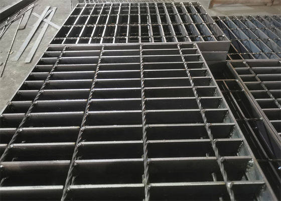 Pelat Kisi Baja Karbon Rendah Anti Selip 65x5mm Untuk Saluran Air Stadion