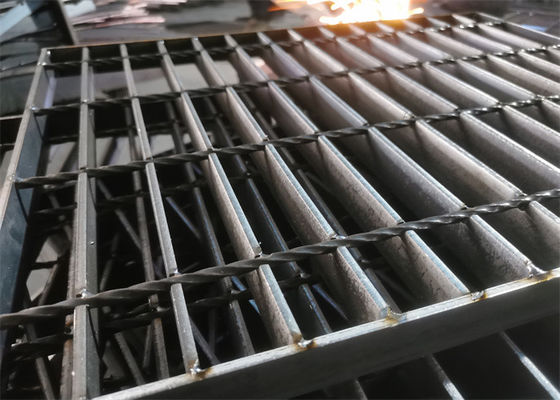 Pelat Kisi Baja Karbon Rendah Anti Selip 65x5mm Untuk Saluran Air Stadion