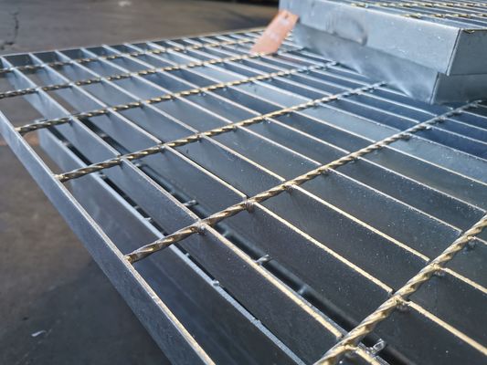 Pelat Kisi Baja Galvanis 32x3mm Swage Terkunci Untuk Jalan Masuk Jalan