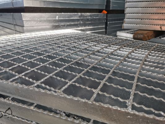 Square Port Non Skid Steel Grate Stair Tapak 40mm Untuk Teknik Sanitasi