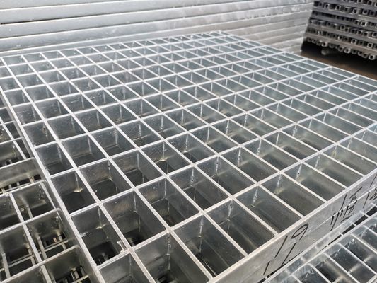 Tipe Datar 76mm Galvanized Steel Grid Pembuangan Panas Tangga Kisi Standar NAAMMMM