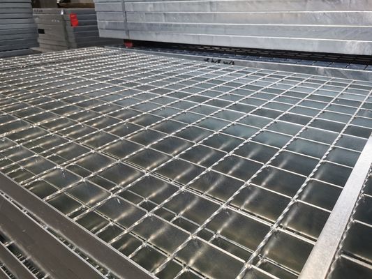 Tangga Anti Slip Berlubang Tapak Steel Grating Hot Dip Galvanized 65X5mm
