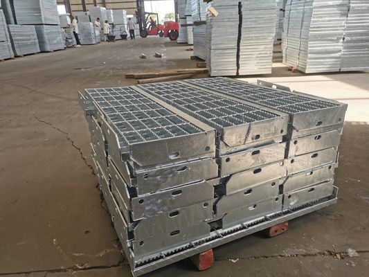 Tangga Anti Slip Berlubang Tapak Steel Grating Hot Dip Galvanized 65X5mm