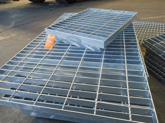 Tangga Anti Slip Berlubang Tapak Steel Grating Hot Dip Galvanized 65X5mm