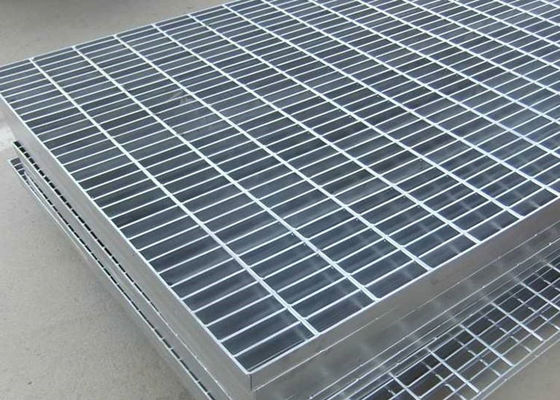 Ringan Q235 Hot Dip Galvanized Metal Grating Baja Karbon Rendah A1011 Standar