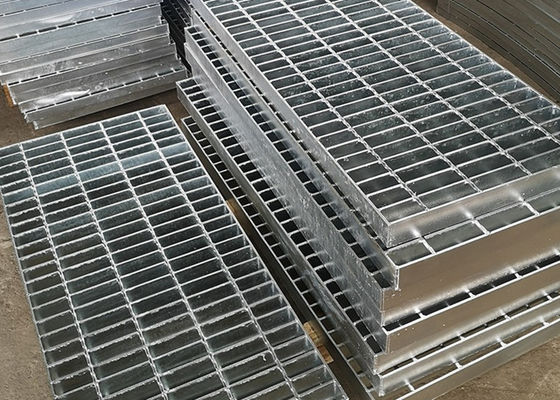 Ringan Q235 Hot Dip Galvanized Metal Grating Baja Karbon Rendah A1011 Standar