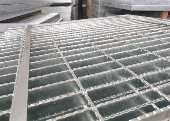 30 * 100mm Welded Bar Grating Walkway Q235 Galvanized Steel Grating