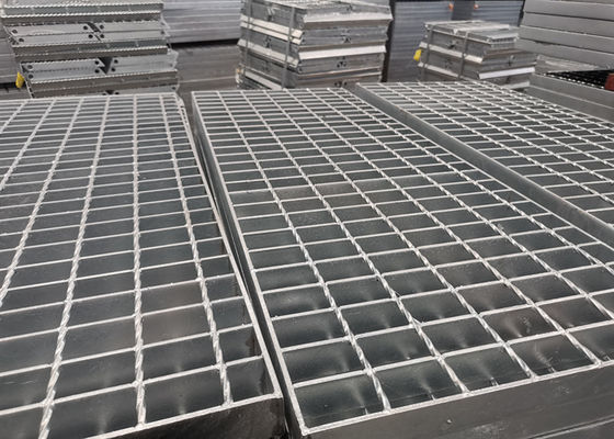 Bergerigi 30 * 100mm Hot Dip Galvanized Steel Grating Kekuatan Tinggi