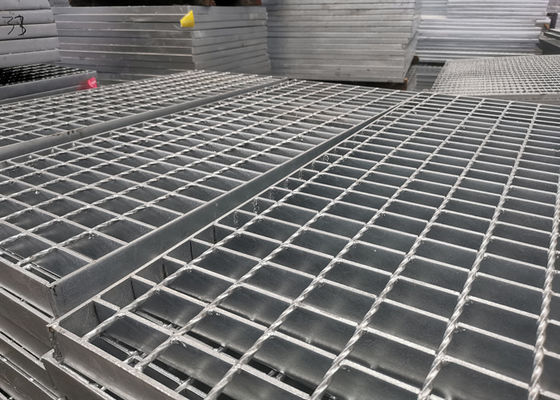 Kisi Baja Platform Kekuatan Tinggi 100mm Skid Proof Galvanized Walkway Mesh