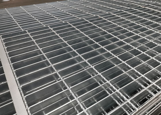 Bergerigi 30 * 100mm Hot Dip Galvanized Steel Grating Kekuatan Tinggi