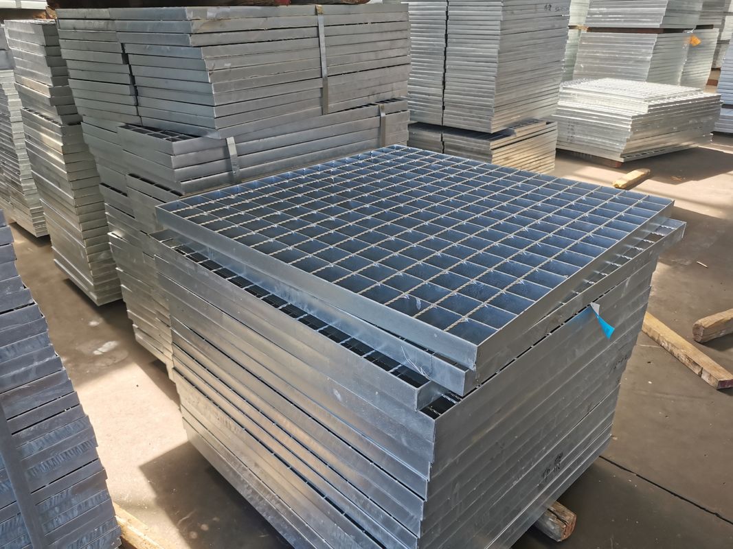 Tipe Datar 76mm Galvanized Steel Grid Pembuangan Panas Tangga Kisi Standar NAAMMMM