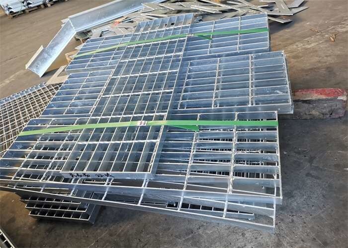 Tiriskan Kota Q345 Steel Driveway Grating Grating Tipe Bergerigi